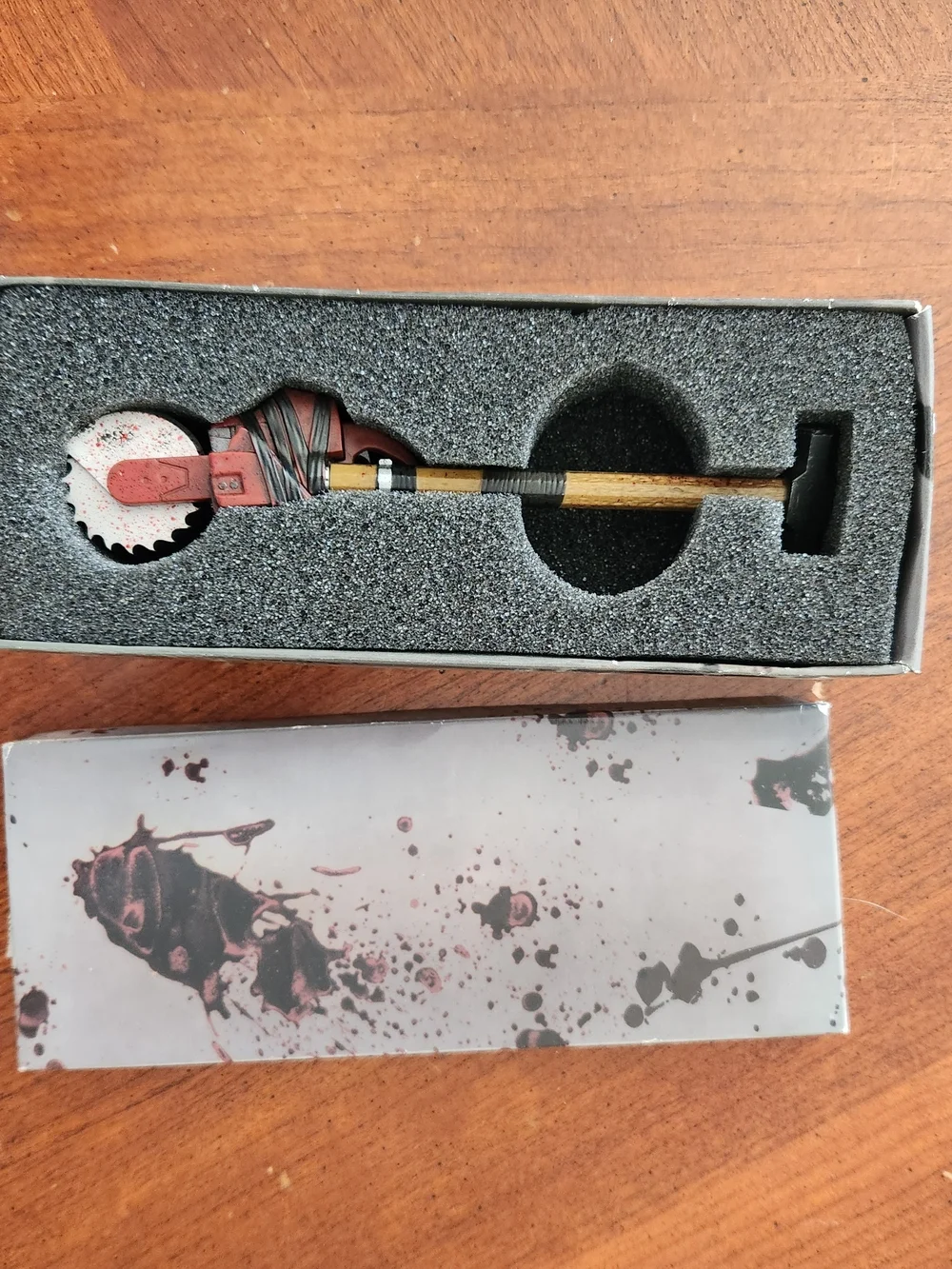 New Dead Rising 3 Themed Hammer & Saw Prop – Black and Red Pen